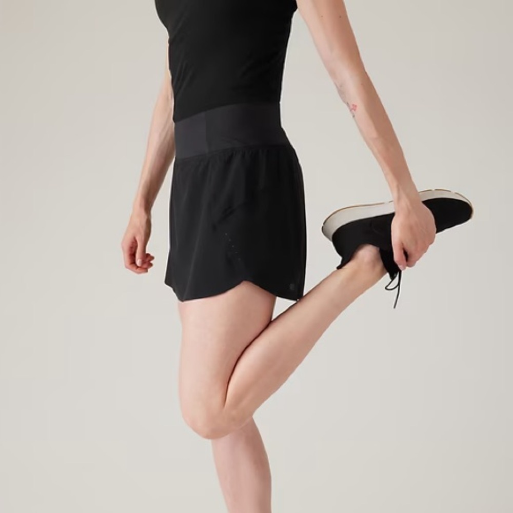 Athleta Black RUN WITH IT HIGH RISE 14 SKORT